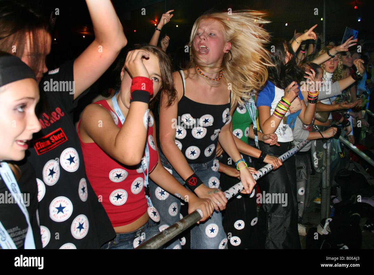 begeisterte Teenager Publikum bei Rock-Konzert Stockfoto