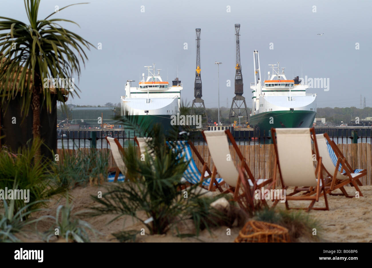 Amboss und Hurst Punkt festgemacht Marchwood am Southampton Water über einen künstlichen Strand gesehen Stockfoto