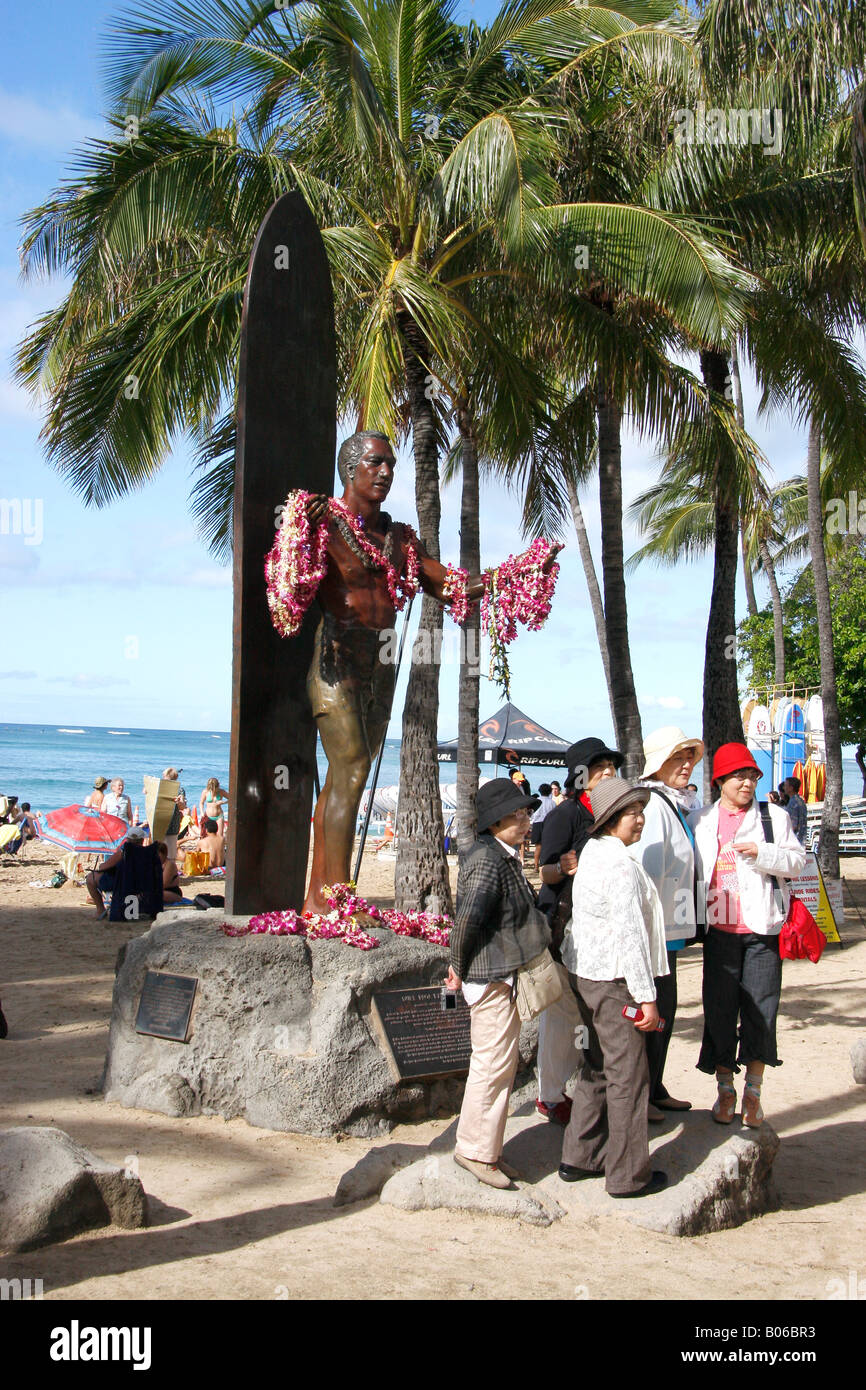 Bronzestatue, Duke Kahanamoku am Meer am Strand von Waikiki, Oahu, Hawaii Stockfoto