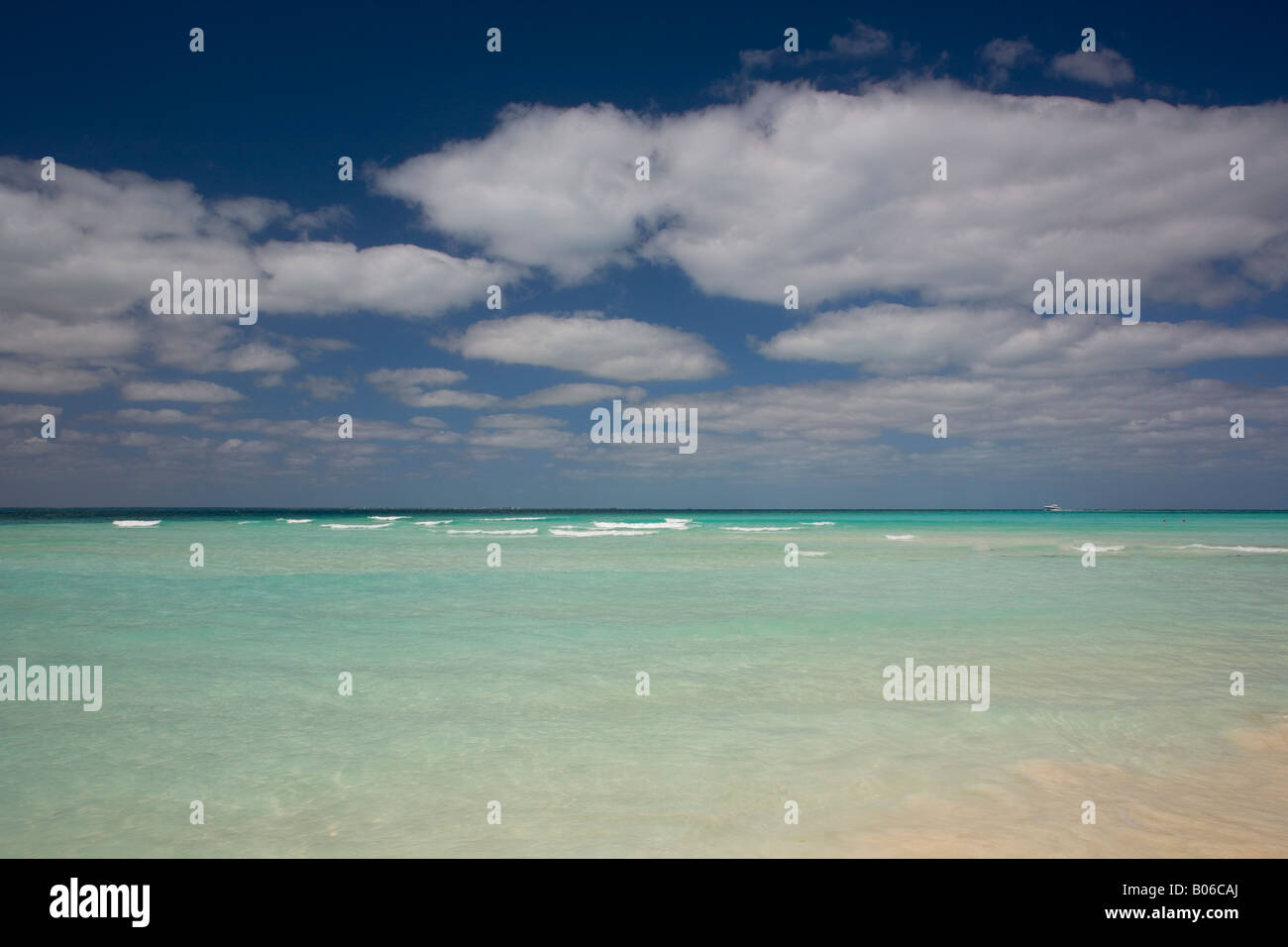 ISLA MUJERES EXOTISCHEN TROPISCHEN STRAND MIT BLAUER HIMMEL, WEIßE WOLKEN UND CRYSTAL TIRQUAZ MEERWASSER Stockfoto