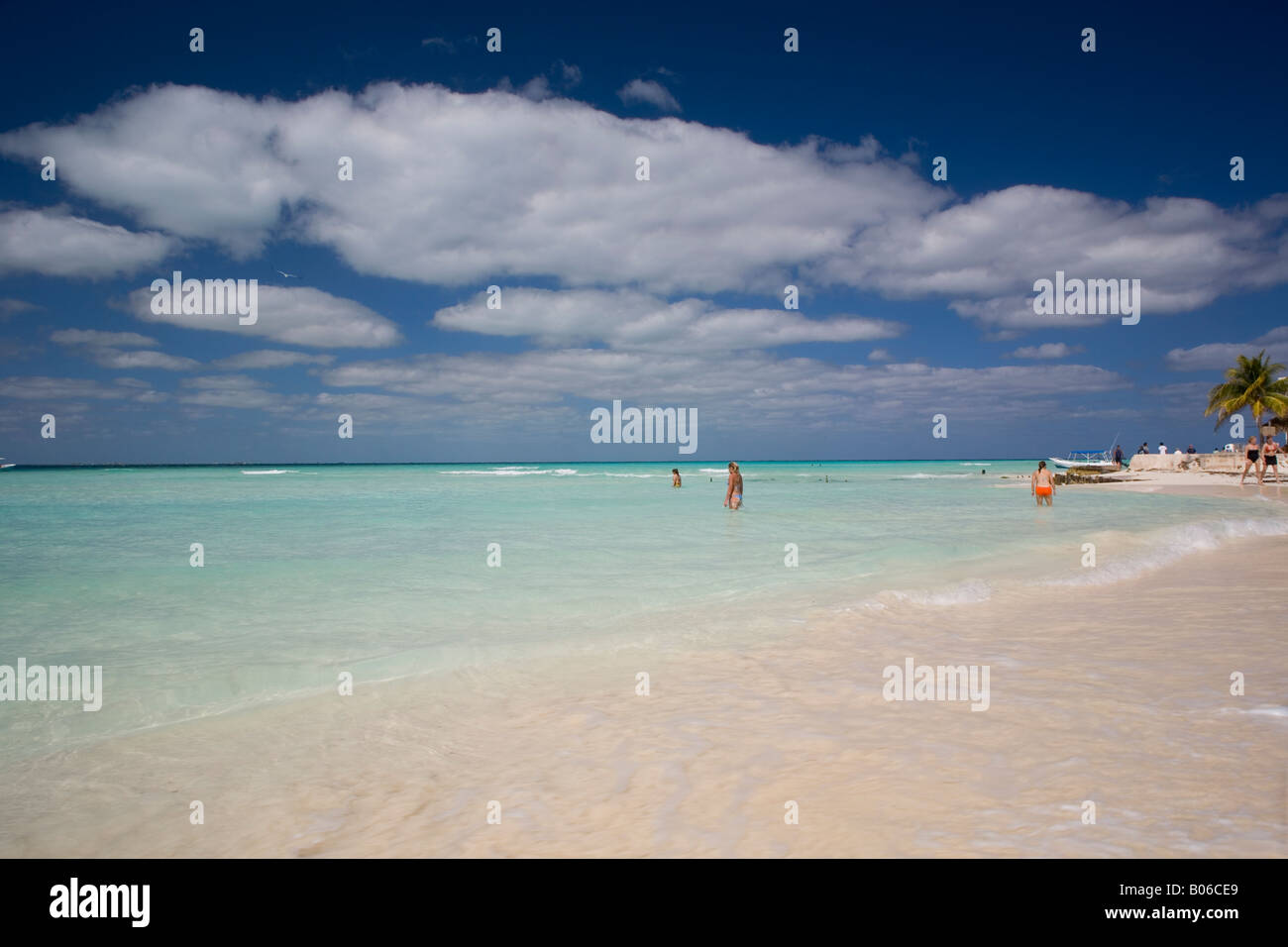 ISLA MUJERES EXOTISCHEN TROPISCHEN STRAND MIT BLAUER HIMMEL, WEIßE WOLKEN UND CRYSTAL TIRQUAZ MEERWASSER Stockfoto