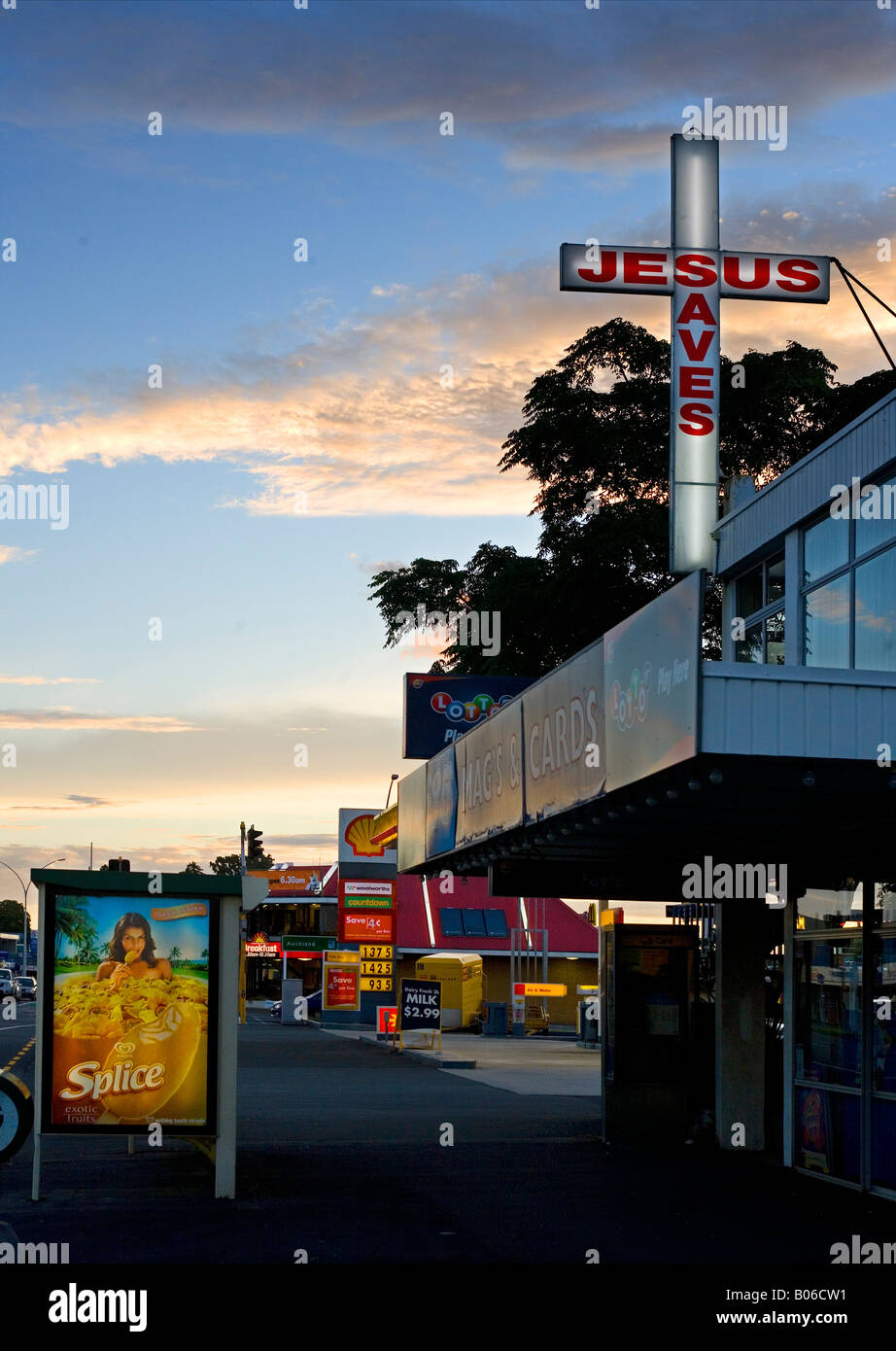 Neuseeland, Nordinsel, Bay of Plenty, Te Puke Hauptstraße. Jesus rettet Werbung Zeichen auf den Straßen im Abendlicht Stockfoto