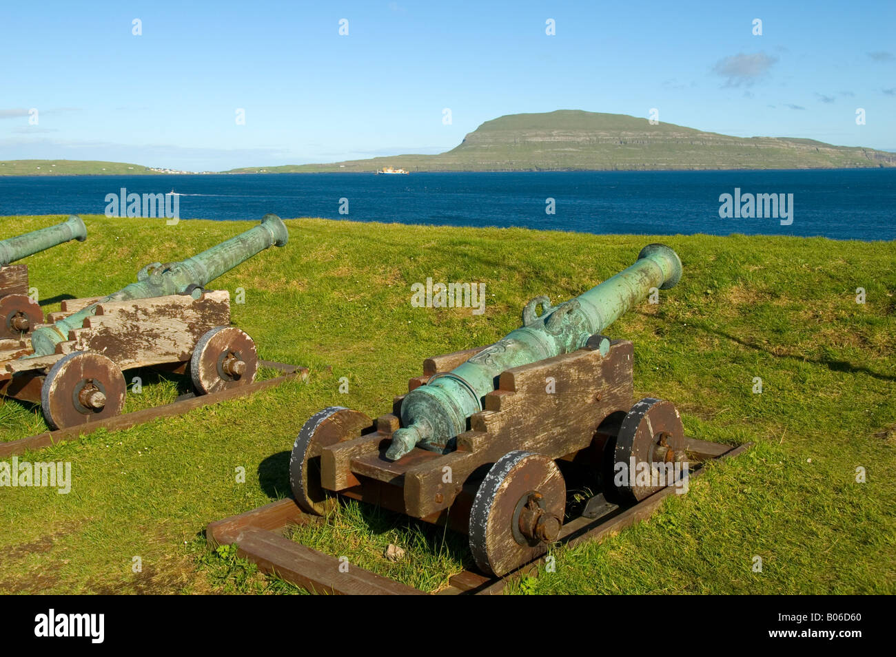 Alte Kanonen in Tórshavn, Färöer. Die Insel Nolsoy hinter Stockfoto