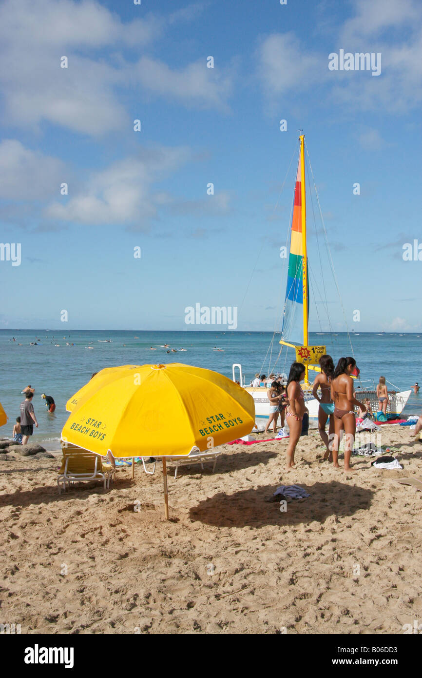 Sonnenschirm mit Urlauber genießen die sandigen Strand von Waikiki. Stockfoto