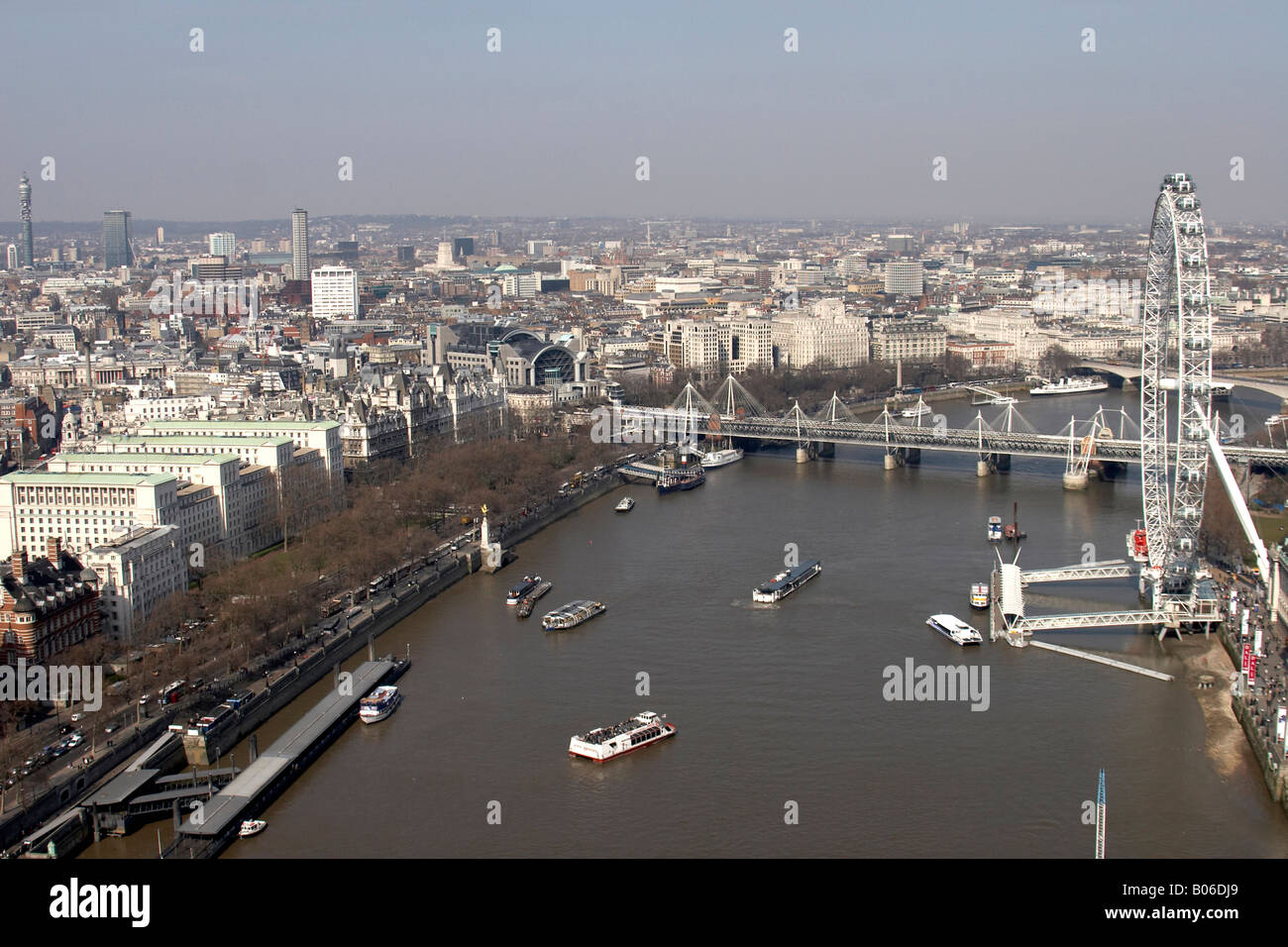 Luftbild nördlich von Ministerium der Verteidigung Millennium Rad The Eye River Thames Hungerford Eisenbahn Brücke Charing Cross Station C Stockfoto