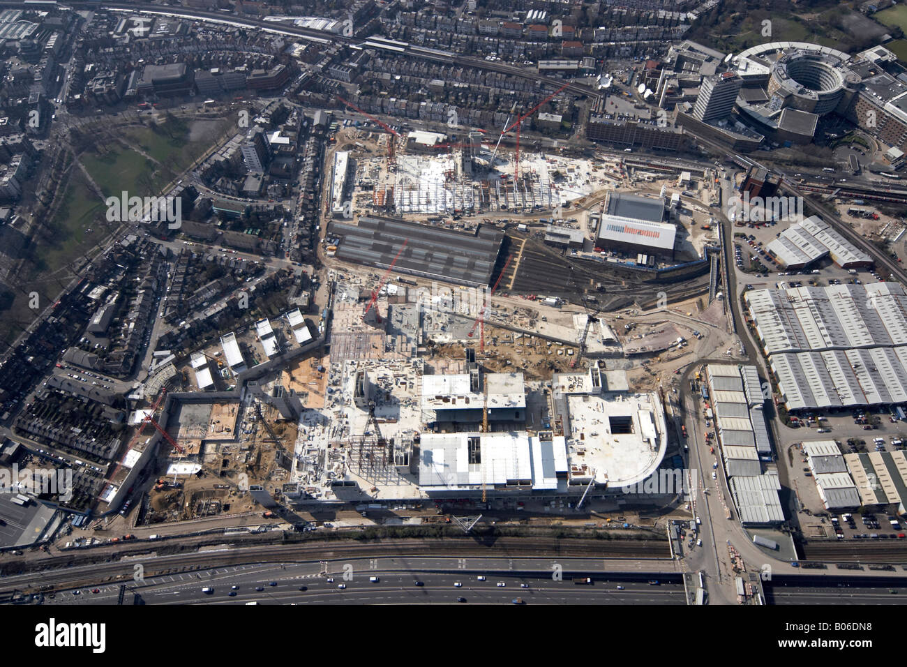 Luftbild östlich von BBC Television Centre Woodlane Tube Westfield Bau Website London W12 England UK hohe schräg Stockfoto