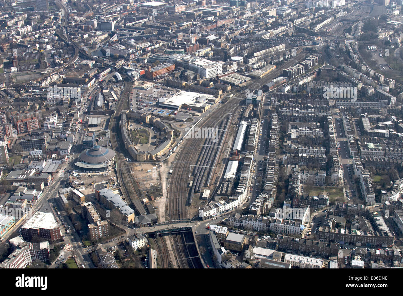 Luftbild östlich von Juniper Crescent umliegenden städtischen Häuser oberirdischen Bahnhof Linie Camden London NW1 England UK hohe Stufe ü Stockfoto