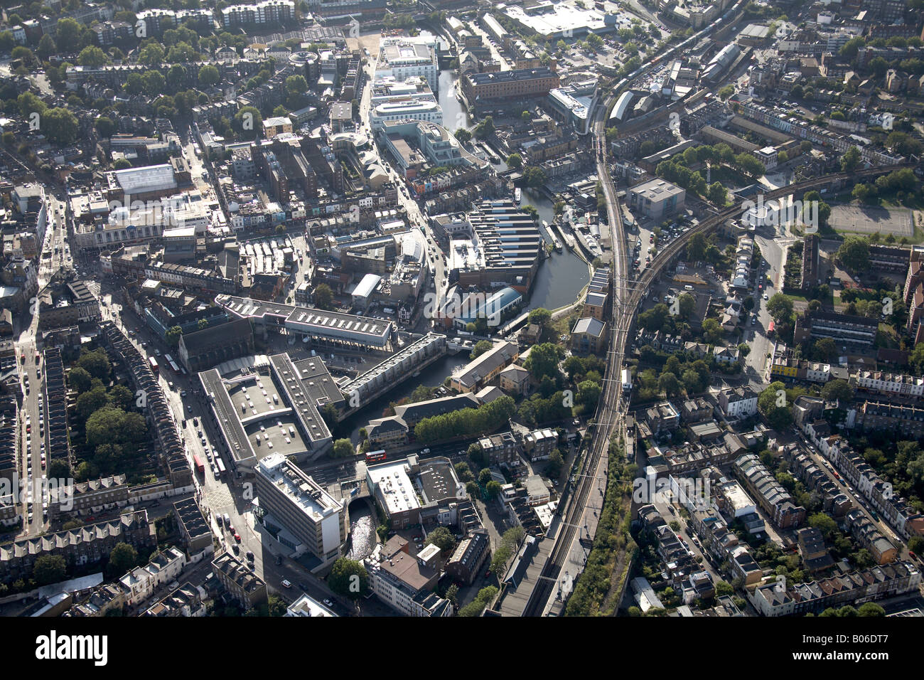 Luftbild Südwesten Camden Railway Station Grand Union Canal Lock und High Street London NW1 England UK Stockfoto