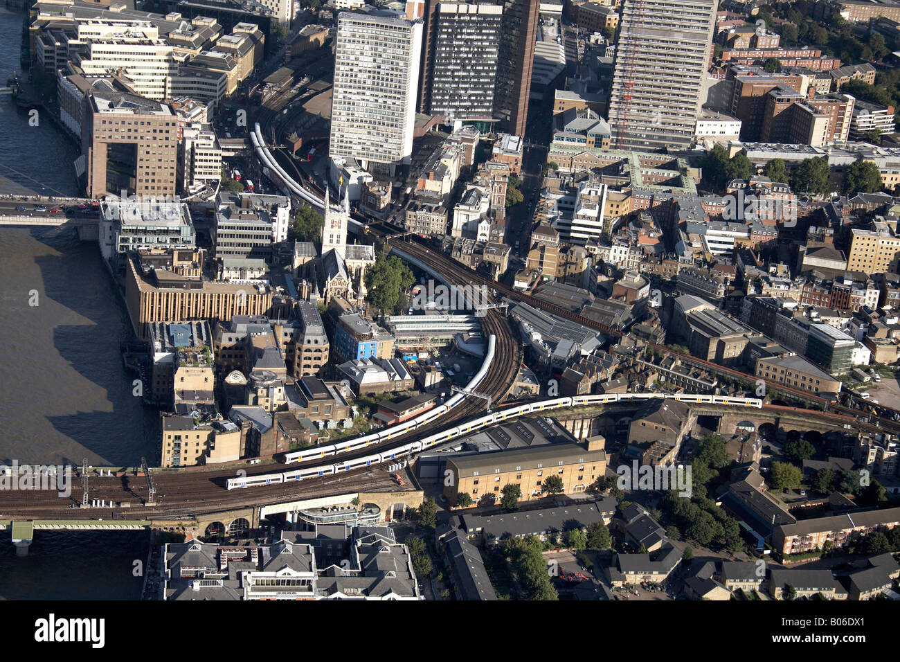 Luftbild Südosten Linie Eisenbahnknotenpunkt Vorstadt beherbergt Hochhäusern Southwark The Borough London SE1 England UK Stockfoto