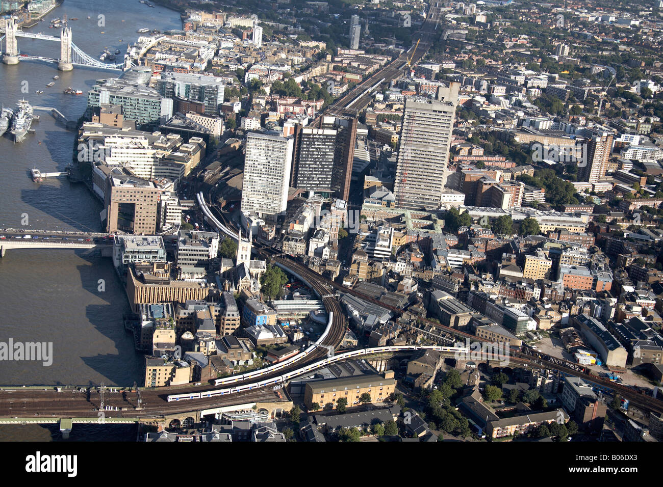 Luftbild Südosten Linie Eisenbahnknotenpunkt Vorstadt beherbergt Hochhäusern London Bridge River Thames The Borough London SE1 U Stockfoto