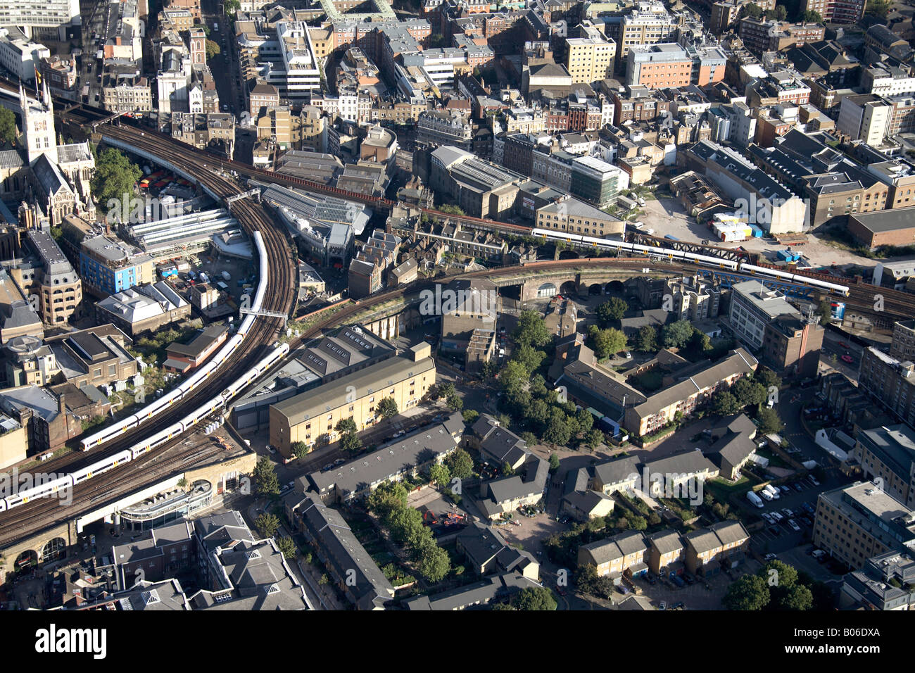 Luftbild Südosten Linie Eisenbahnknotenpunkt Vorstadt beherbergt Southwark Kathedrale The Borough London SE1 UK Stockfoto