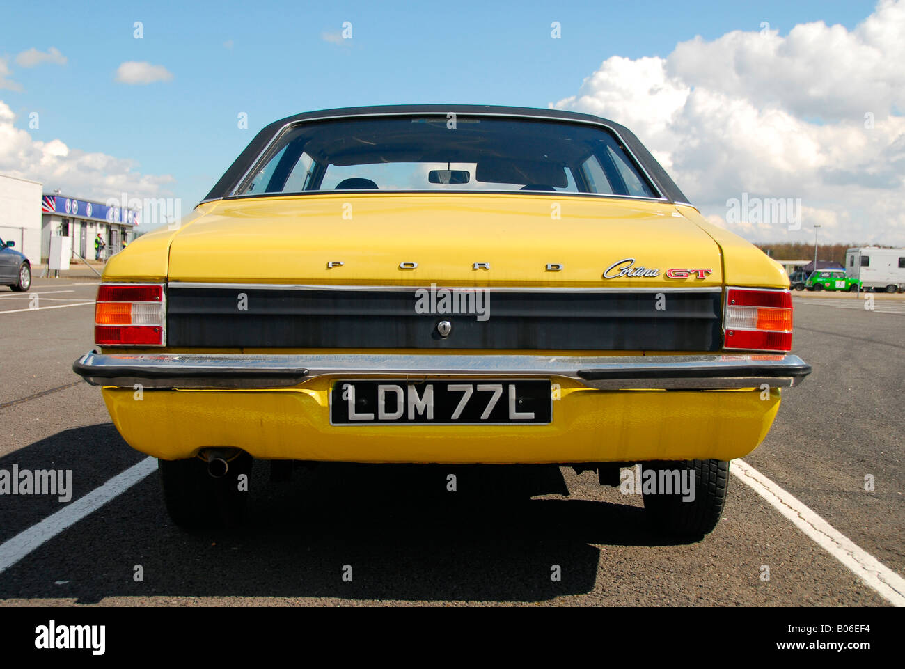 Leuchtend gelben Ford Cortina Mk3 2000cc GT geparkt im Fahrerlager in Silverstone Stockfoto