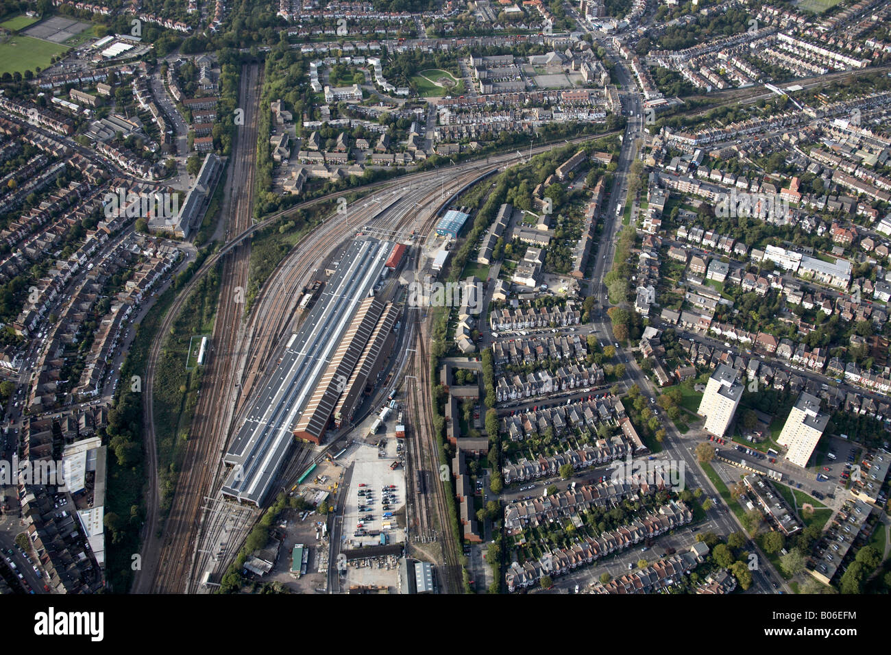 Luftbild Norden Linien westlich von Bounds Green Train Depot Eisenbahn Vorstadthäuser und Hochhäusern Bounds Green Rd London N22 N11 Stockfoto