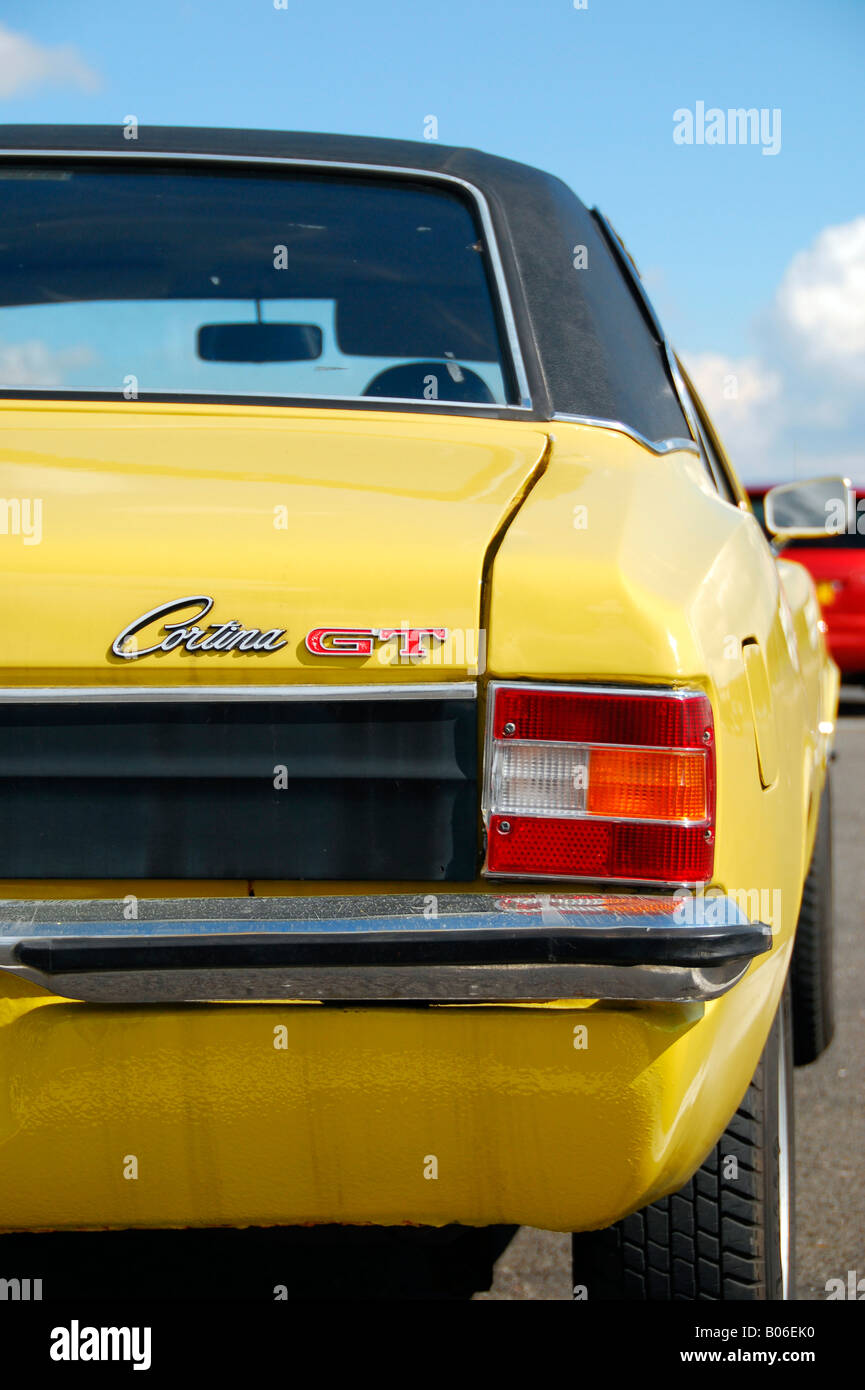 Leuchtend gelben Ford Cortina Mk3 2000cc GT geparkt Stockfoto