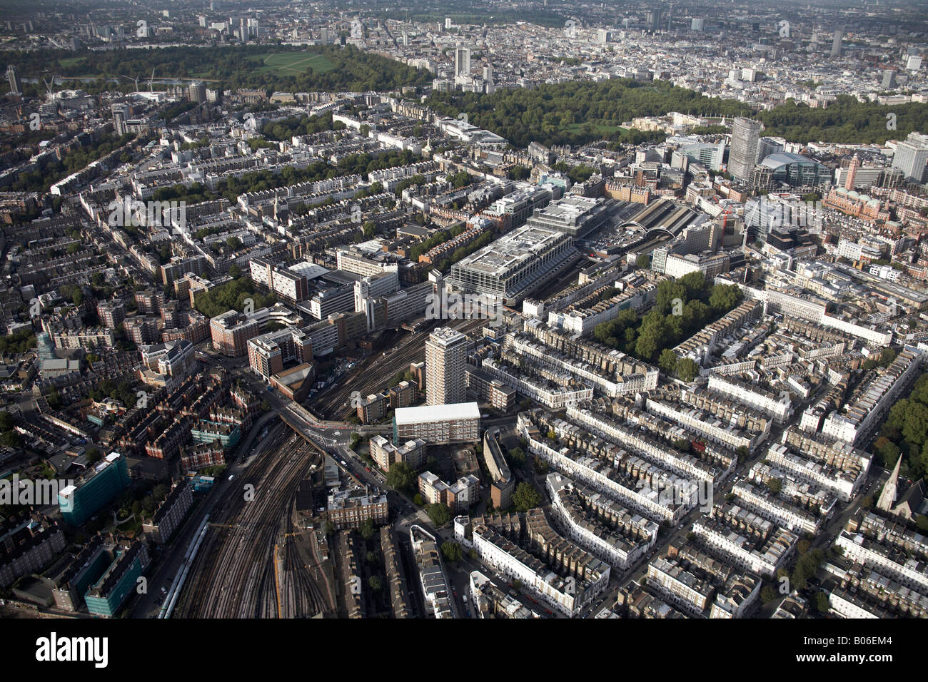Luftbild nördlich von Victoria Bahnhof Eisenbahn Linien innerstädtischen Gebäude Westminster Hyde grün St James s Park London SW1 Stockfoto