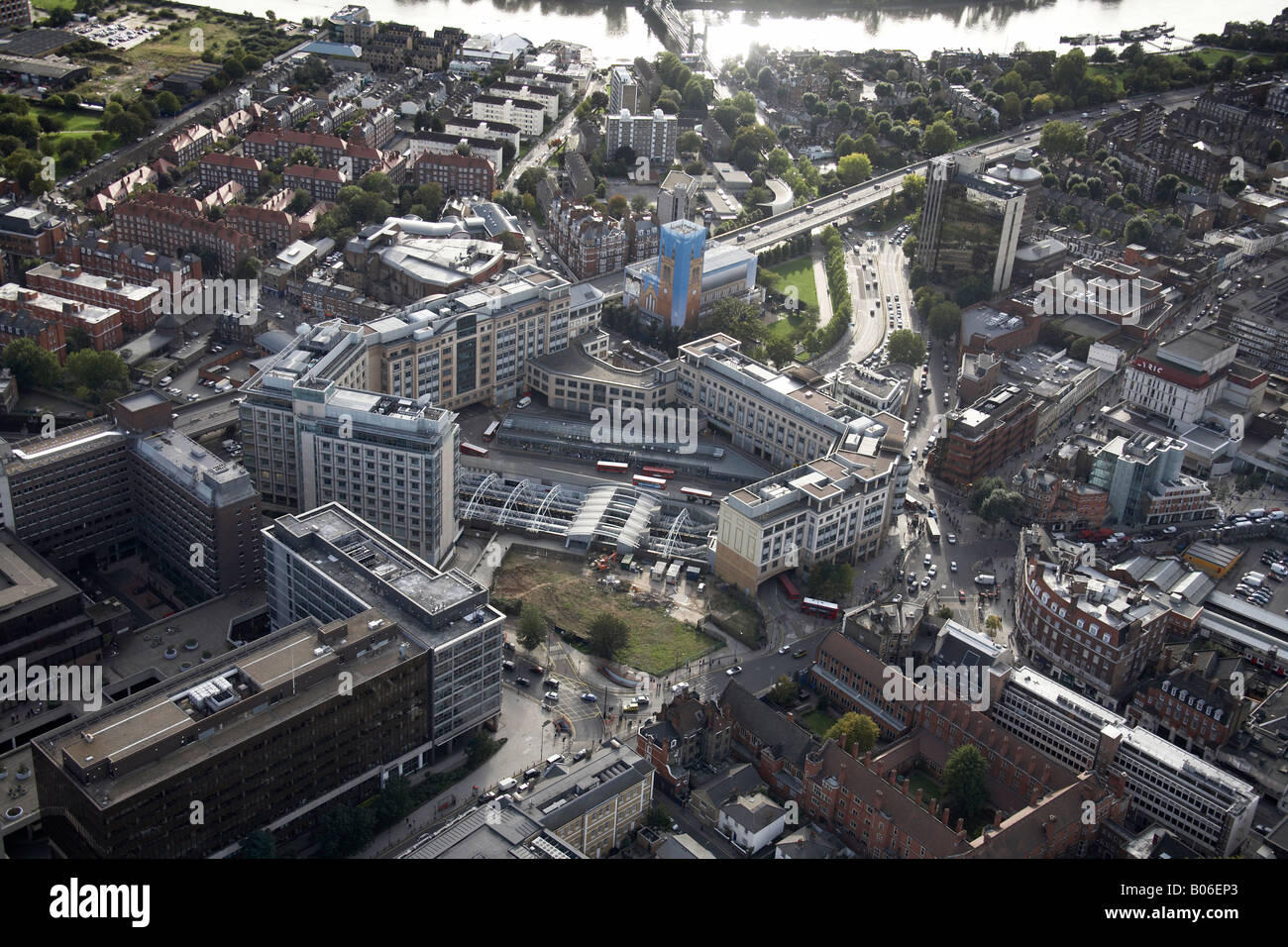 Luftbild Südwesten Hotel Novotel West Hammersmith Bus Station Brücke große West Road Fluss Themse London W6 England UK Stockfoto