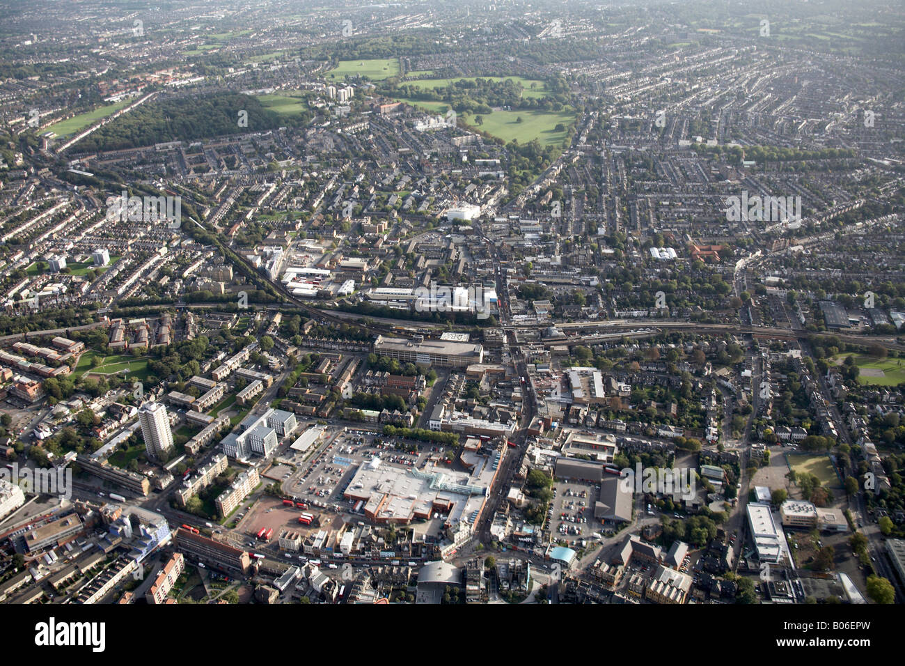 Luftbild südöstlich von Peckham Bus Bahnhof Peckham Rye gemeinsame Bahnlinien s beherbergt Hochhäusern London SE15 SE22 UK Stockfoto