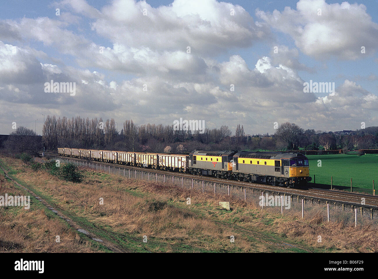 33208 und 33202 mit einem Ingenieure Zug nach Hoo Junction in der Nähe von Crayford am 26. Februar 1995 Stockfoto