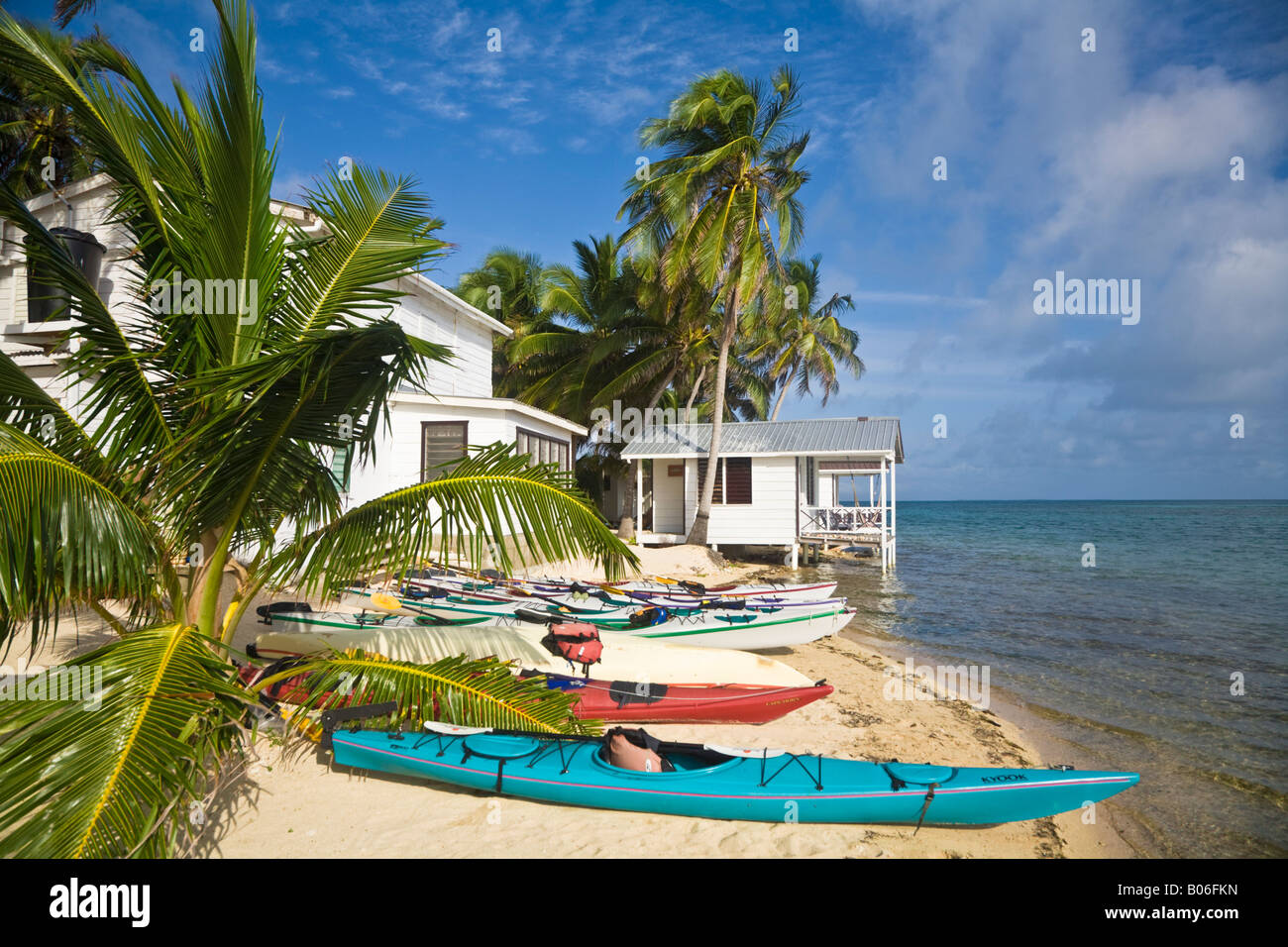 Belize, Tobaco Caye, Kajaks am Strand von Hotel cabanas Stockfoto