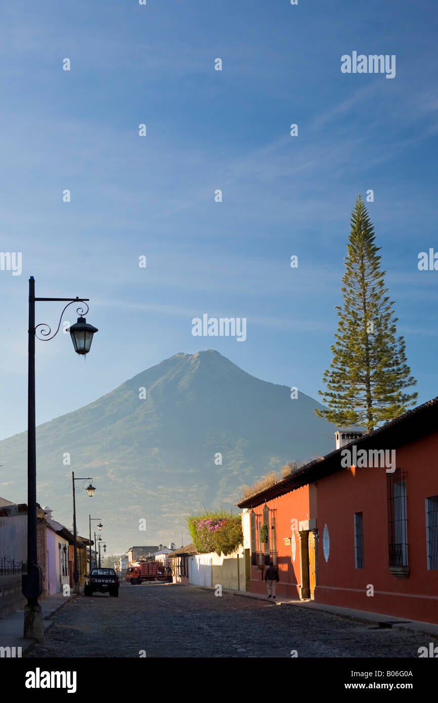 La Antigua Guatemala (der UNESCO) und Vulcan de Agua, Guatemala Stockfoto