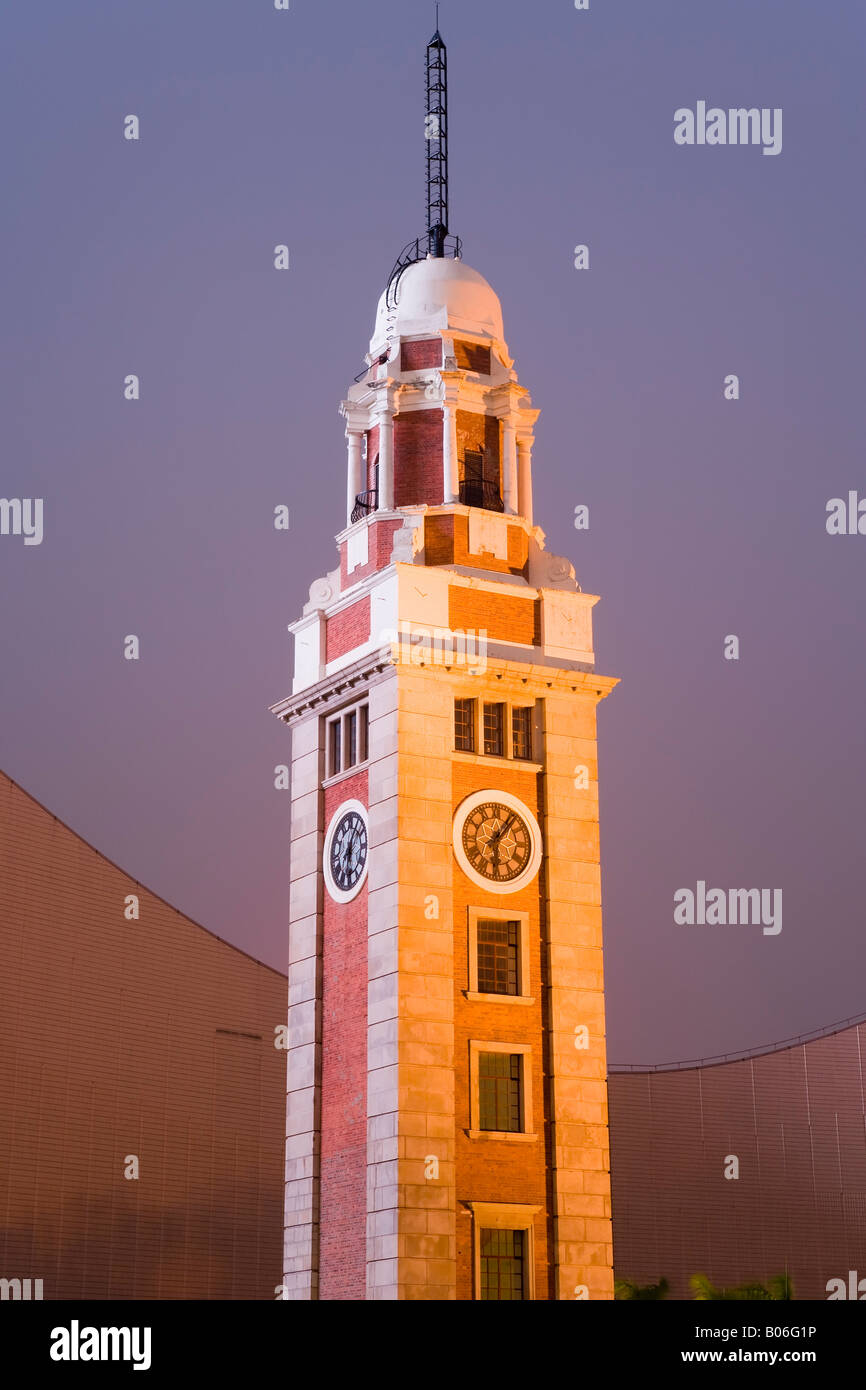 Asien, China, Hong Kong, Kowloon, Tsim Sha Tsui, alte Hongkong (Kanton) Railway Station Clock Tower Stockfoto