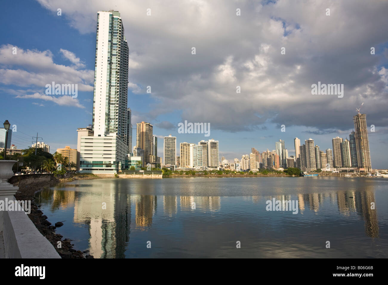 Panama, Panama-Stadt, Punta Paitilla Gebäuden reflektiert in Panama Bucht Stockfoto