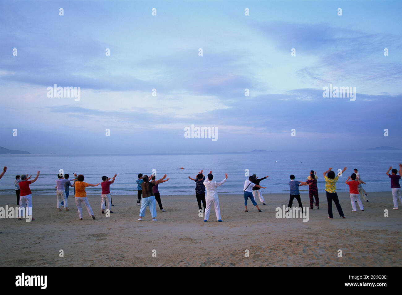 China, Hainan Insel, Sanya, Sanya Strand am frühen Morgen Fitnesskurse Stockfoto