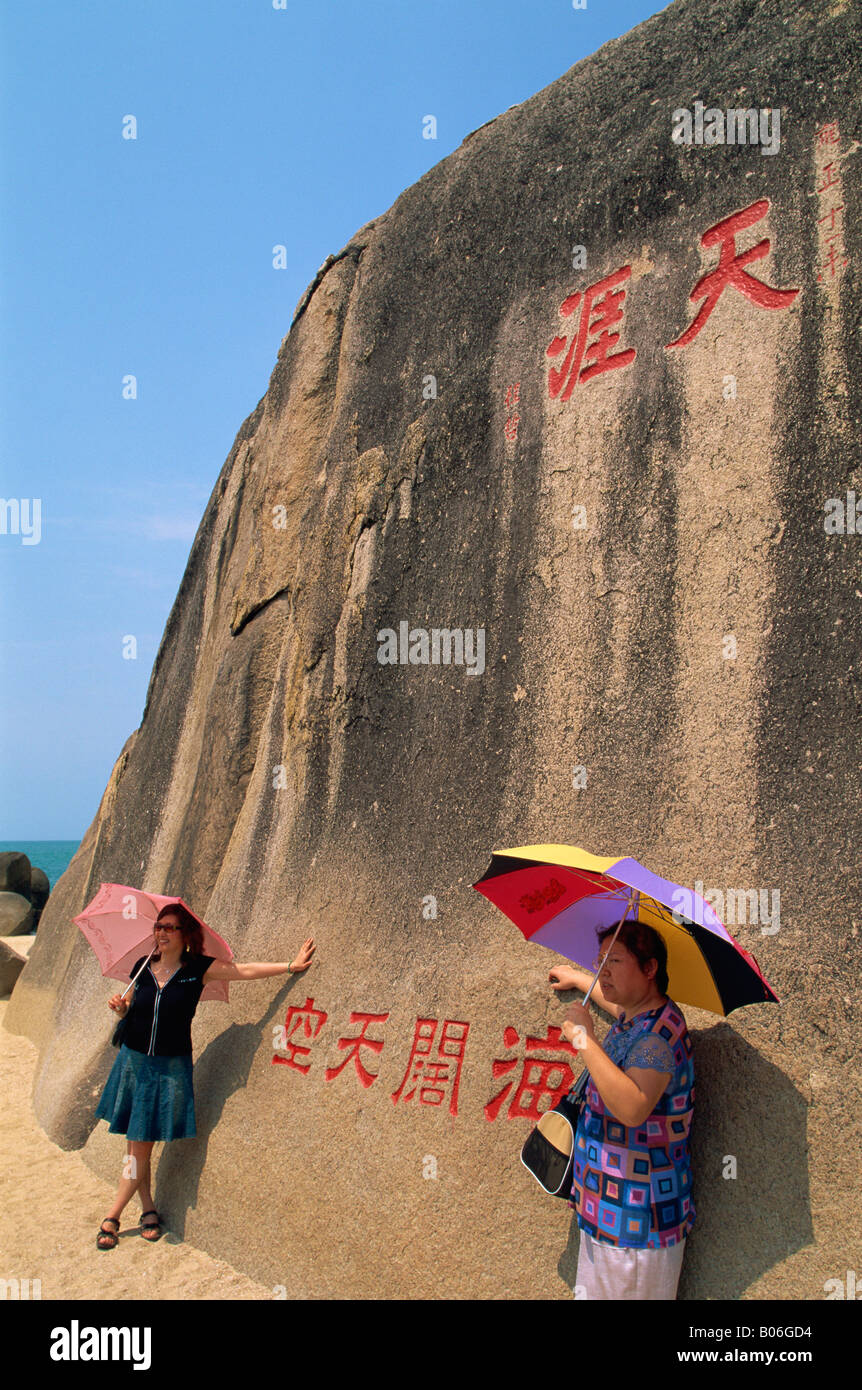 China, Hainan Insel, Sanya, Tianya Haijiao Touristenzone, Felsen eingeschrieben mit chinesischen Schriftzeichen Stockfoto