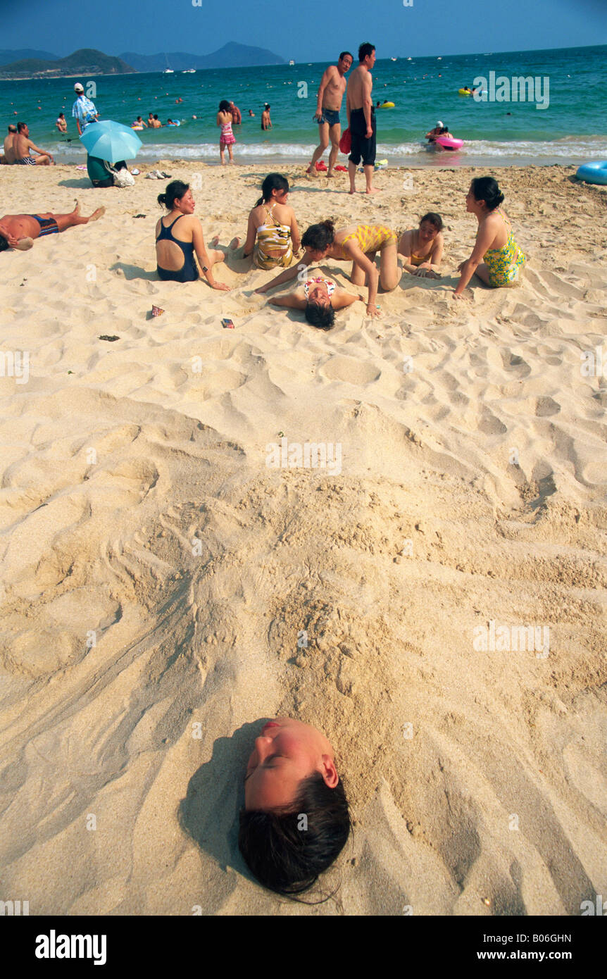 China, Hainan Insel, Sanya, Dadonghai Beach, chinesischen Touristen, die Spaß am Strand Stockfoto