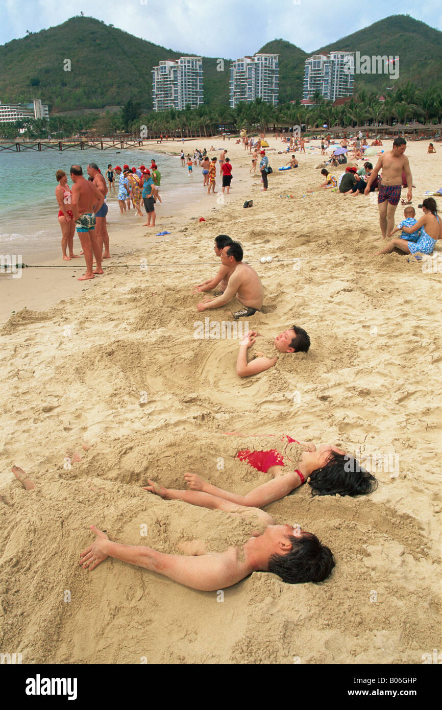 China, Hainan Insel, Sanya, Dadonghai Beach, chinesische Touristen, die Spaß am Strand Stockfoto