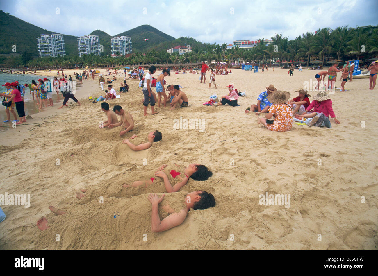 China, Hainan Insel, Sanya, Dadonghai Beach, chinesische Touristen, die Spaß am Strand Stockfoto