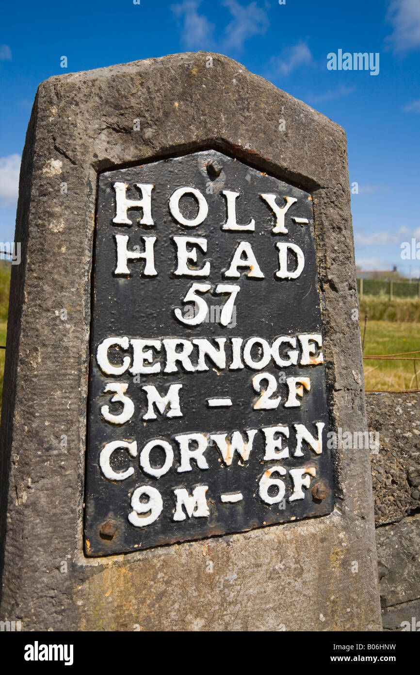 Original alte Meilenstein zeigt Meilen Entfernung neben einem 5 historischen Coaching route Straße, gebaut von Thomas Telford. Cerrigydrudion Conwy Wales UK Großbritannien Stockfoto