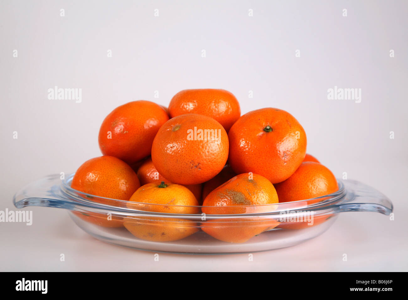 Clementine in eine Schüssel geben Stockfoto