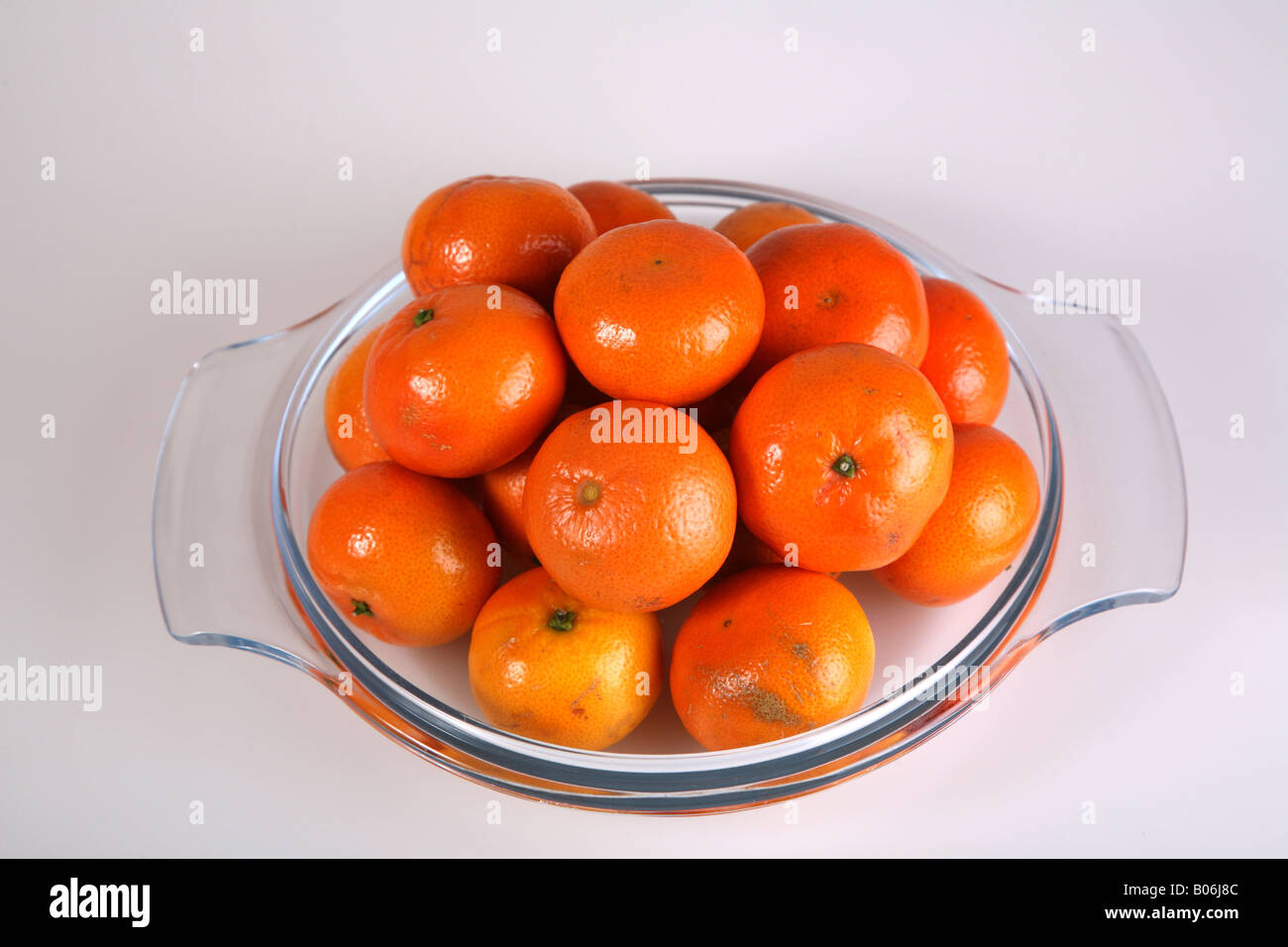 Clementine in eine Schüssel geben Stockfoto