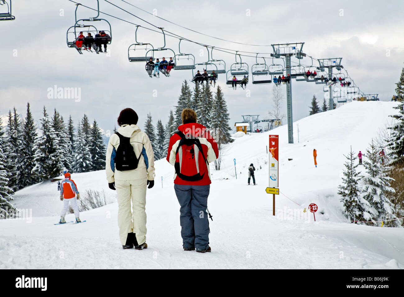 Wanderer und Skifahrer auf Le Pleney in Morzine in den französischen Alpen, Frankreich, EU. Stockfoto