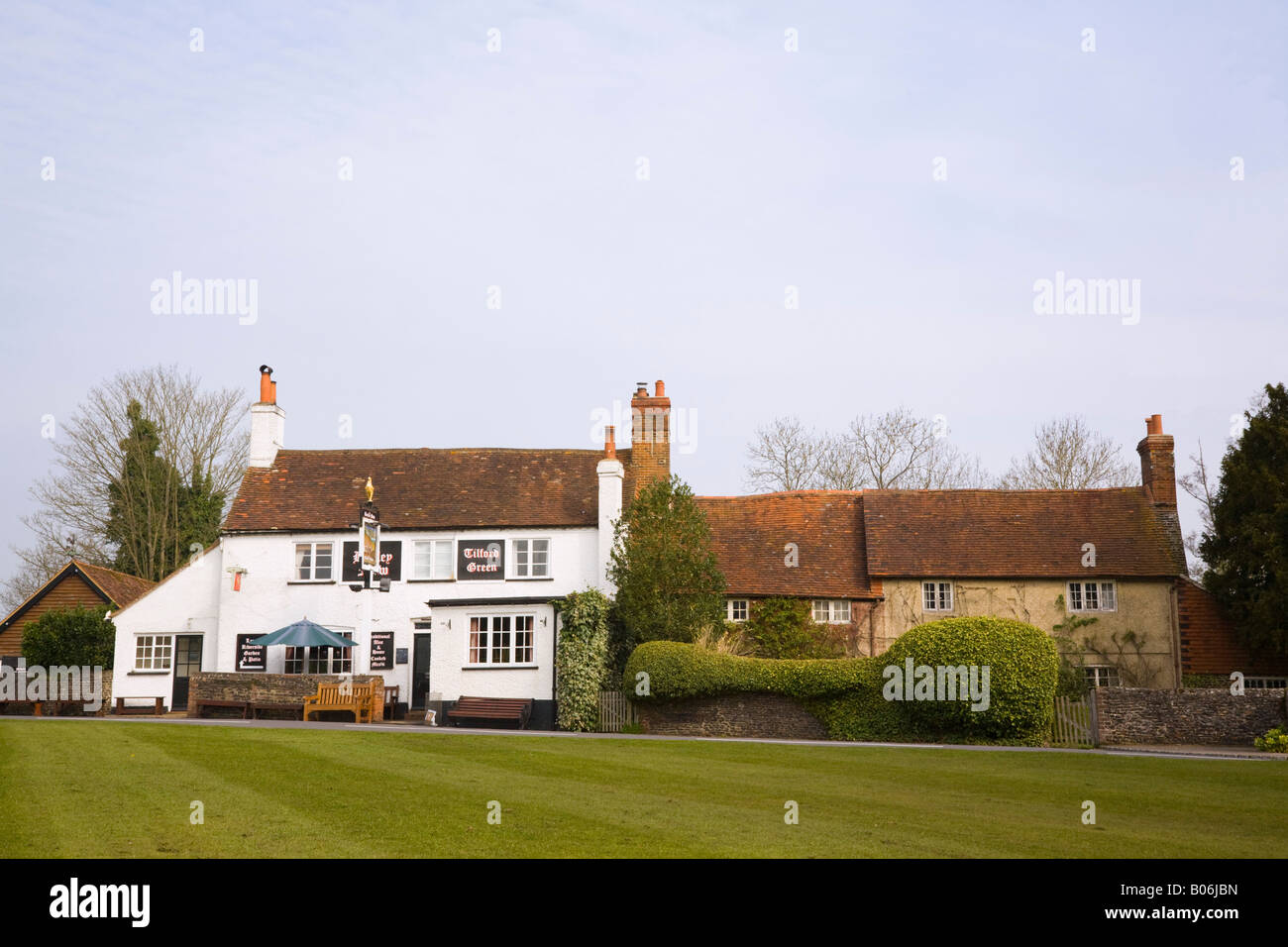 Die Gerste mähen traditionellen ländlichen Pub mit Blick auf ein Dorf grün. Tilford Surrey England Großbritannien Stockfoto