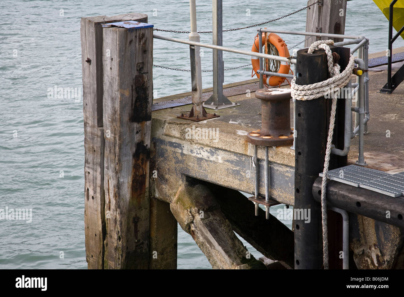 Nahaufnahme Detail des Kais an Gunwharf Quays, Portsmouth, Hampshire, England. Stockfoto