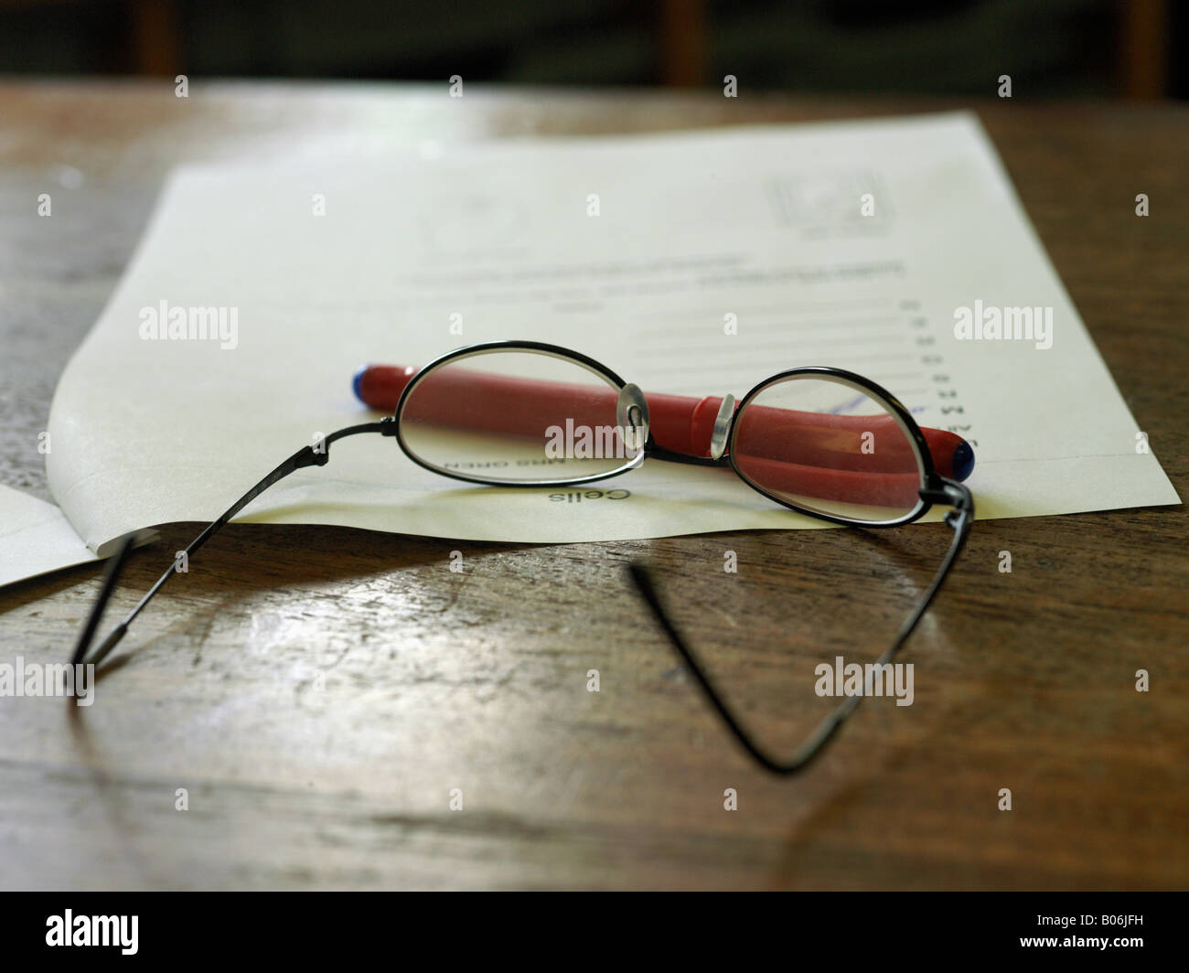 Teacers Gläser auf Schreibtisch Stockfoto