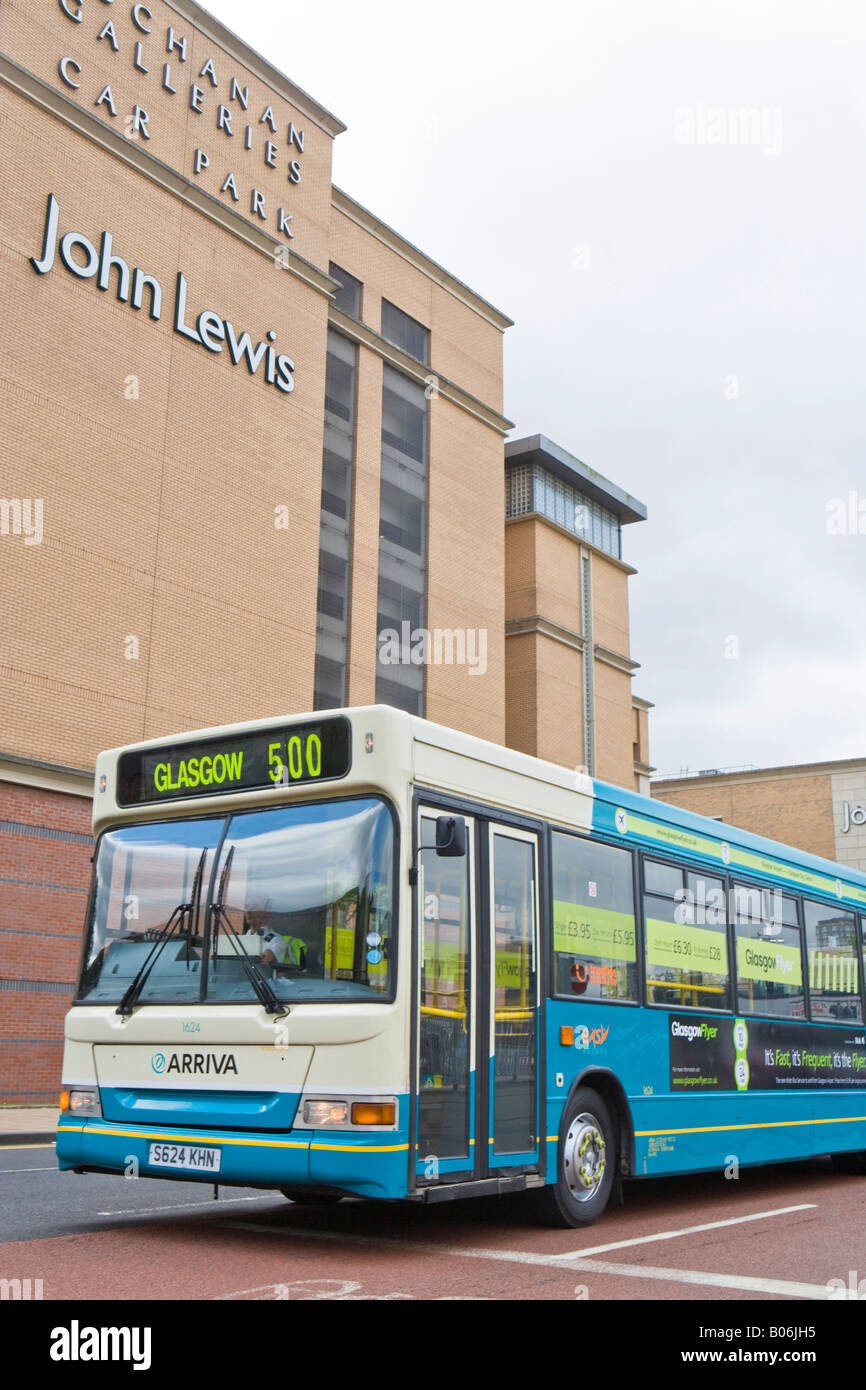 BUS IN CITY CENTRE GLASGOW SCHOTTLAND VOR JOHN LEWIS GESCHÄFT Stockfoto