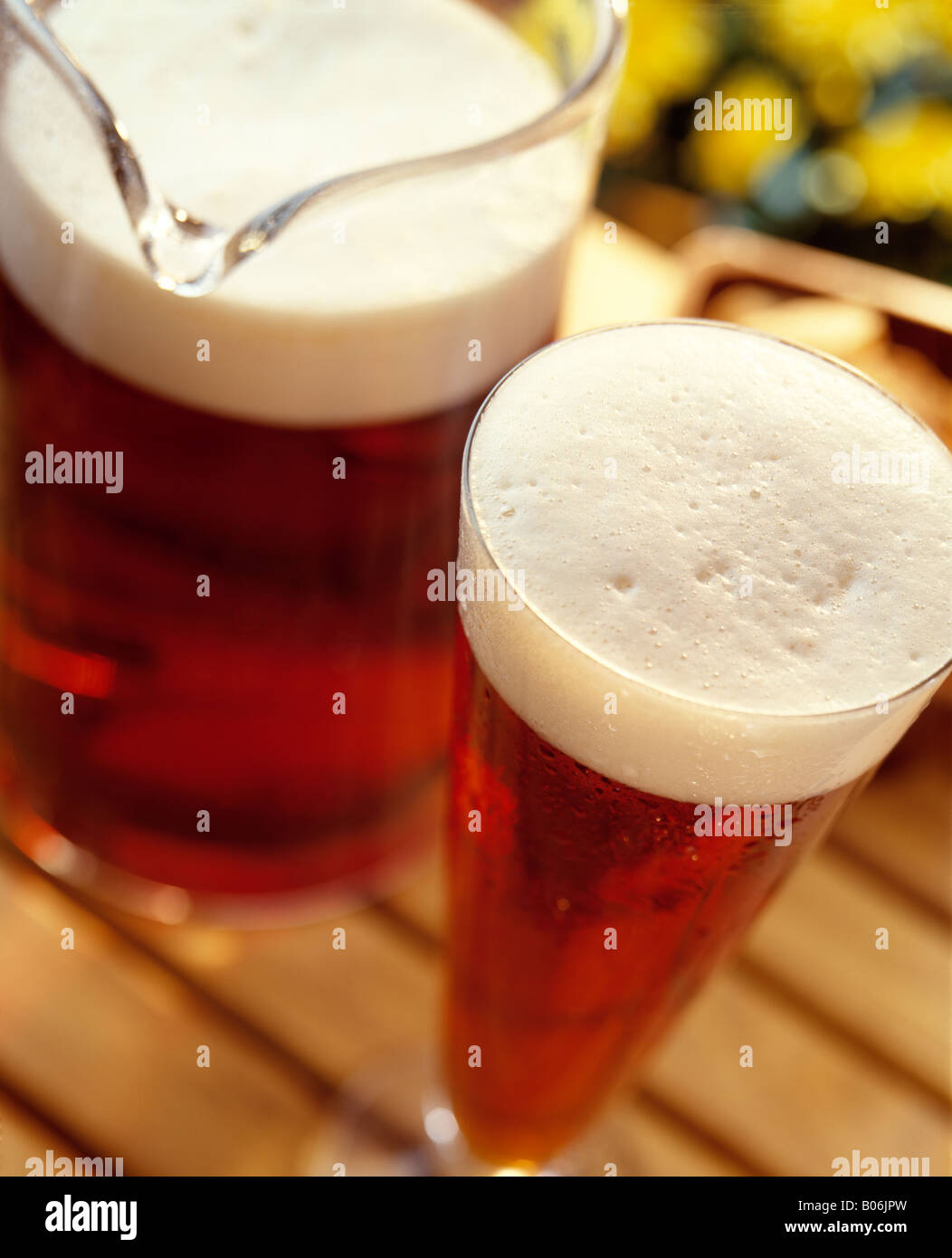 Bier im Krug mit Glas auf Gartentisch Stockfoto