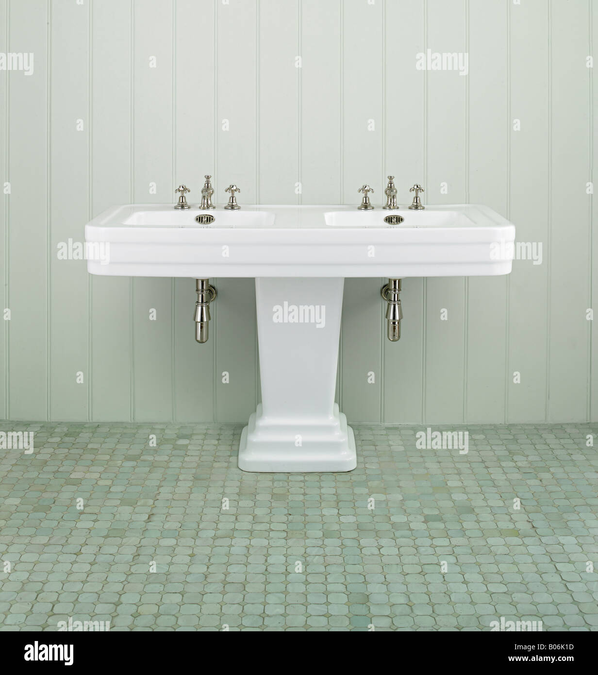Art-Deco-Doppelwaschbecken wiederhergestellt Stockfoto