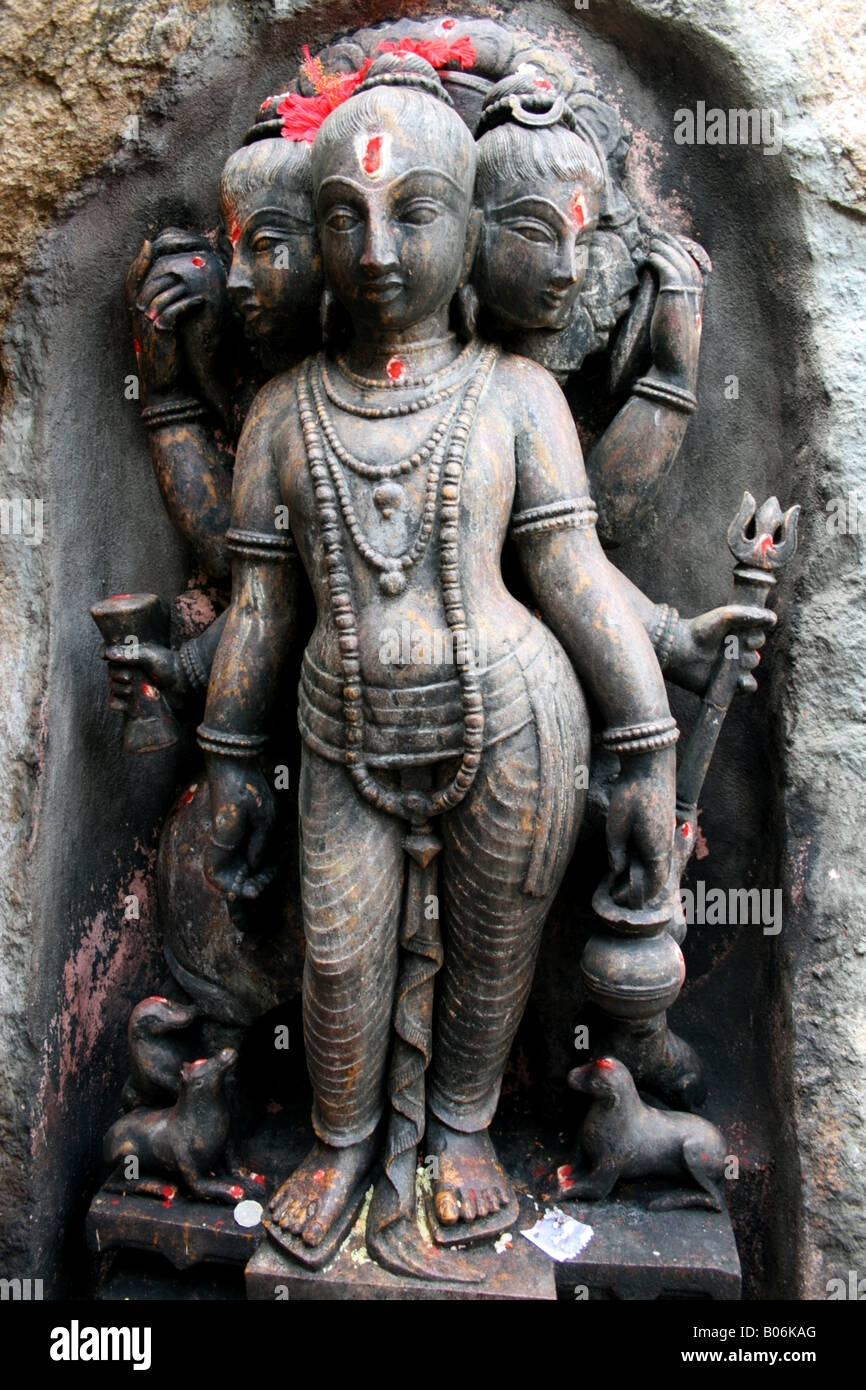 Trimurti Tempel Statue mit Brahma, Shiva und Vishnu machen das höchste Wesen, Indien Stockfoto