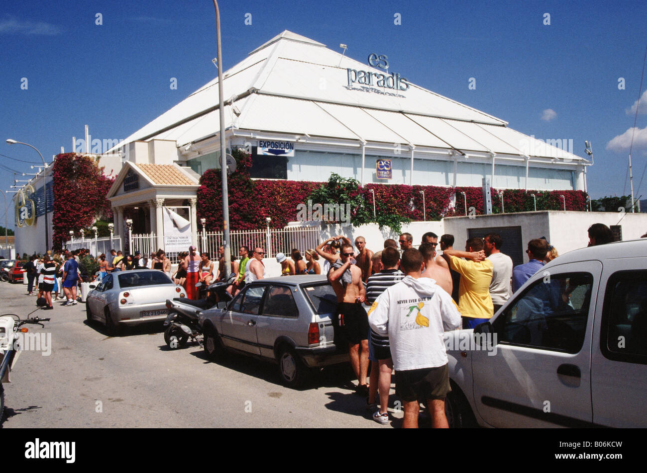 Menschen Schlange stehen am Es Paradis Disco club Ibiza Spanien Stockfoto