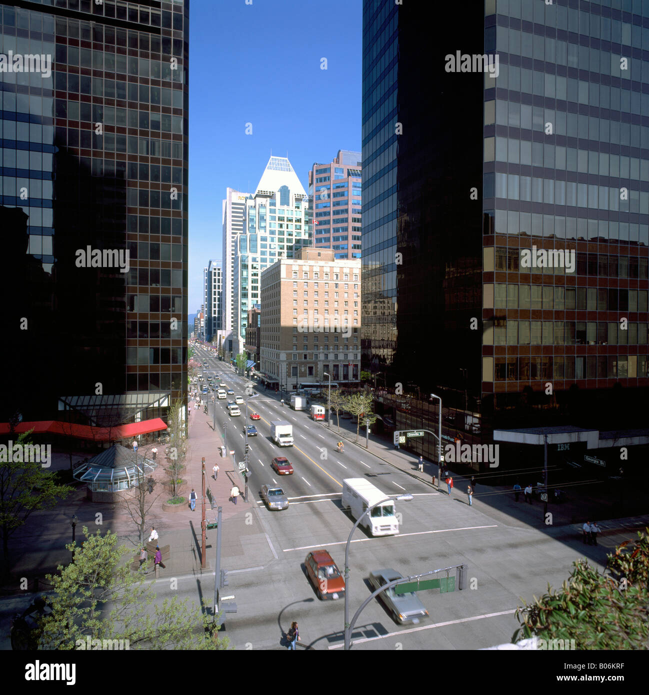 Bürogebäude und Fahrzeugverkehr entlang Georgia Street Downtown in der Stadt Vancouver British Columbia Kanada Stockfoto