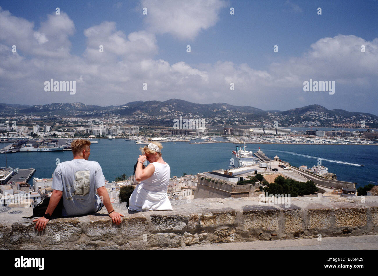Touristen in Ibiza Spanien Stockfoto
