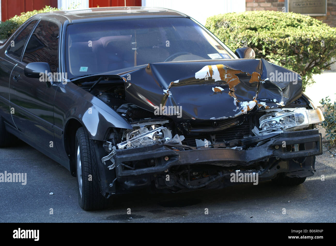 Busted gebrochen-front-End Scheinwerfer Fendersmashed Knautsch nach Unfall Auto Limousine Stockfoto