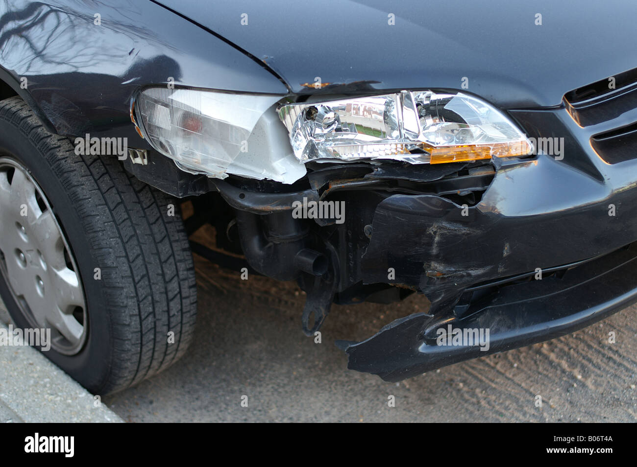 Kaputt defekt Stoßstange Kotflügel nach Unfall Auto Limousine Stockfoto