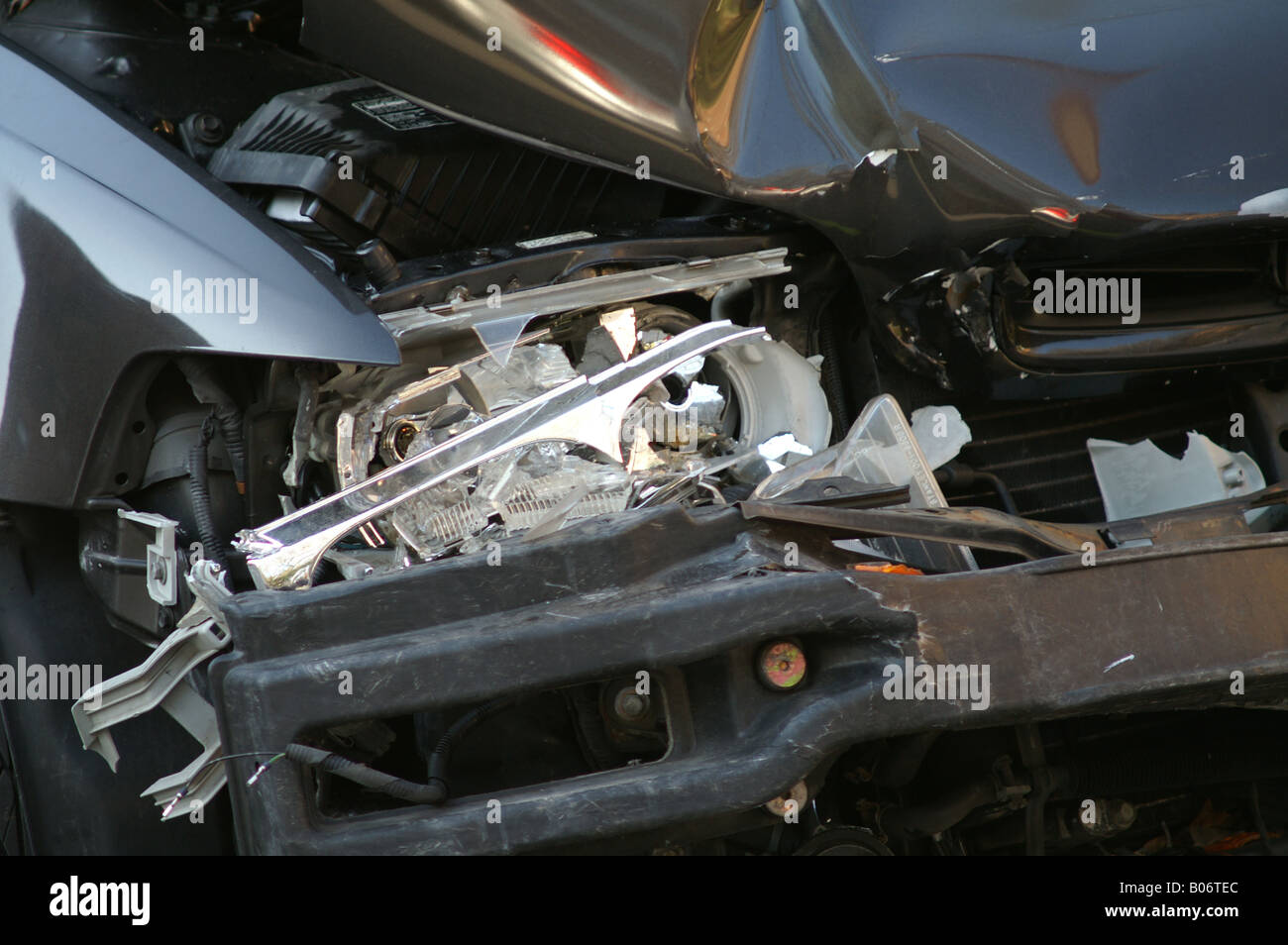 Busted gebrochen vordere Stoßstange Scheinwerfer Kotflügel nach Unfall Auto  Limousine Stockfotografie - Alamy