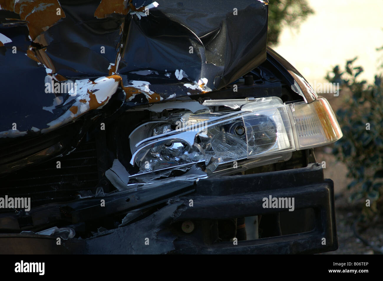 Busted gebrochen vordere Stoßstange Scheinwerfer Kotflügel nach Unfall Auto Limousine Stockfoto