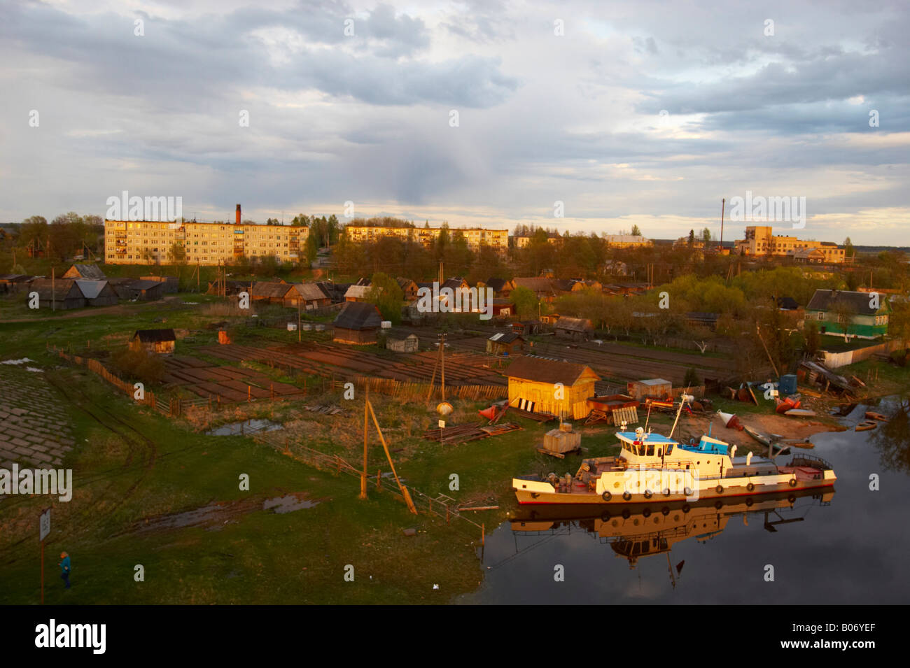 Abend-Szene der alten Stadt von Gruzino in der post-sowjetischen union Raum Russlands. Boot am Volhov river Stockfoto